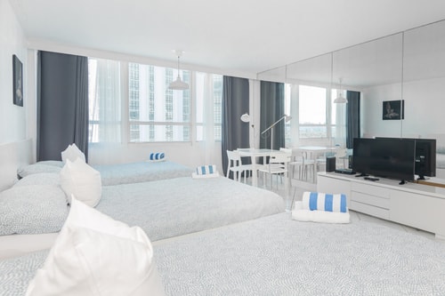 Spacious Family Apt with Bay View + Free Parking