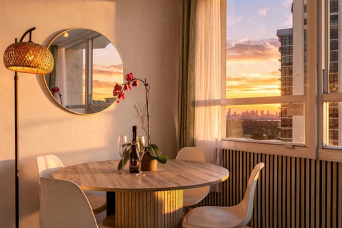 Stylish Bay View Apartment + Parking + Pool