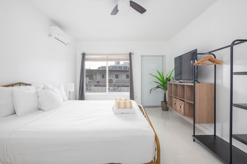 Spacious 2-Bedroom Apt in the Heart of SoBe