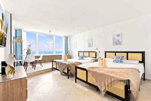 Miami Beach Studio w/ Ocean View & Parking