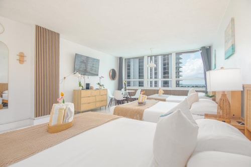 Stylish Renovated Apt with Bay View + Parking