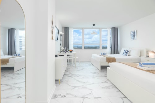 Oceanfront Resort with City Bay View and Parking
