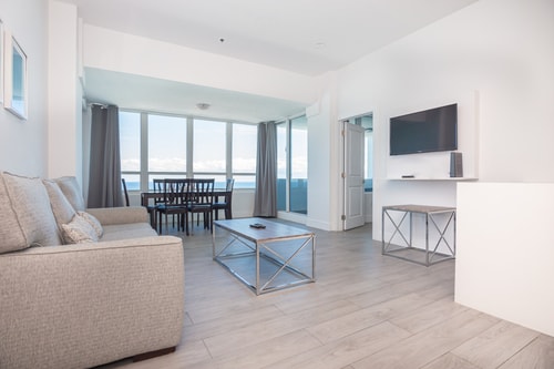 Oceanview Balcony Penthouse with free Parking