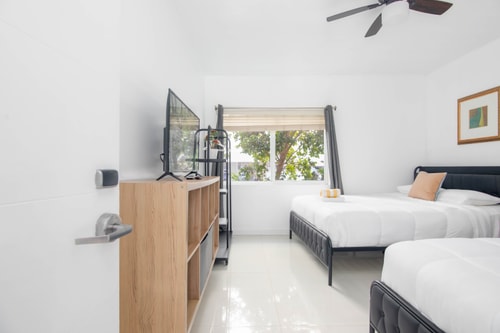 Spacious 2-Bedroom Apt in the Heart of SoBe