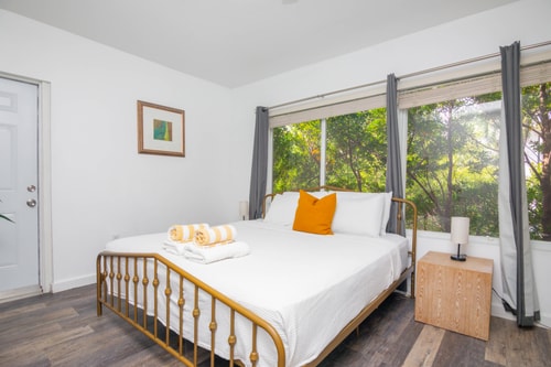 Spacious 2-Bedroom Apt in the Heart of SoBe