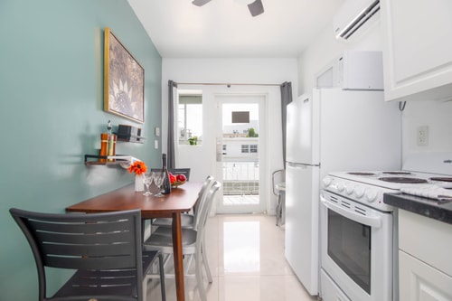 Spacious 2-Bedroom Apt in the Heart of SoBe