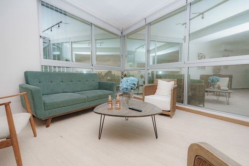 Luxury 2BR Cityview apt, parking & balcony