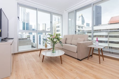 Luxury 1 bedroom apt free parking  & balcony