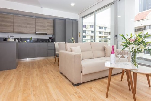 Luxury 2 bedroom apt free parking & balcony