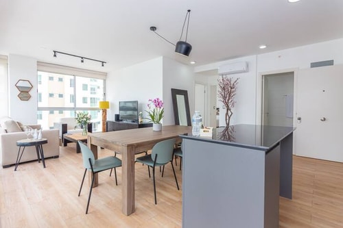 Luxury 2 bedroom apt free parking & balcony