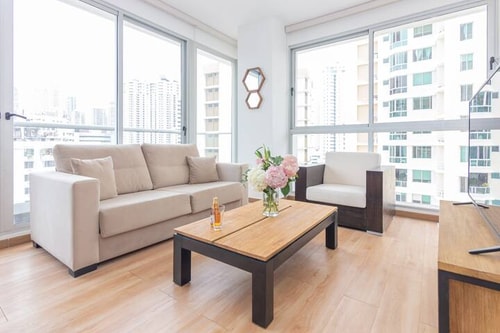 Luxury 2 bedroom apt free parking & balcony