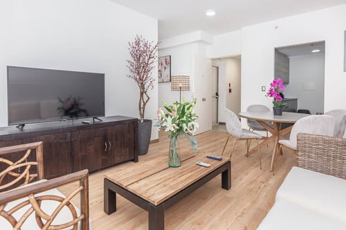 Luxury 2 bedroom apt free parking