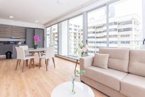 Luxury 1 bedroom apt free parking  & balcony