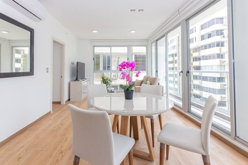 Luxury 1 bedroom apt free parking  & balcony