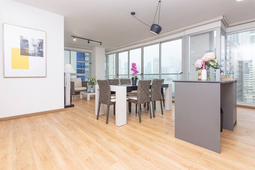 Luxury 2 bedroom apt free parking & balcony