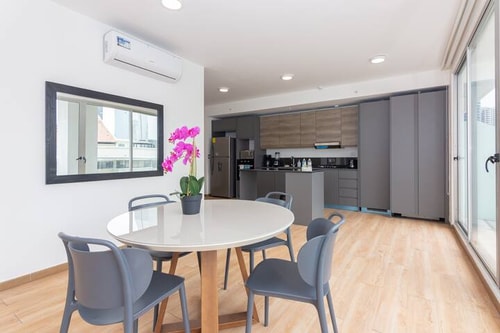 Luxury 1 bedroom apt free parking  & balcony