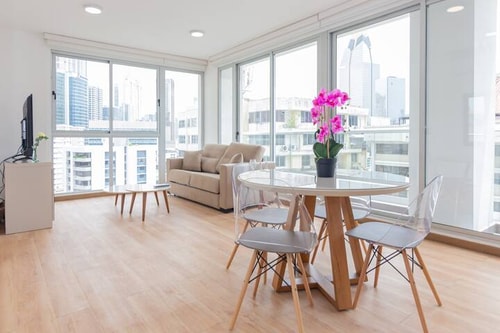 Luxury 1 bedroom apt free parking  & balcony