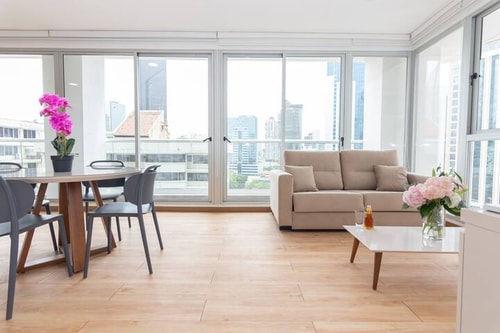 Luxury 1 bedroom apt free parking  & balcony