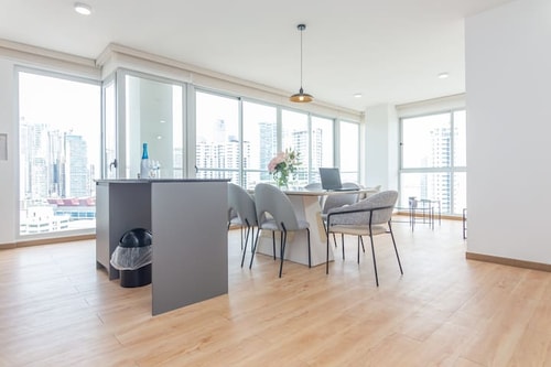 2 bedroom apt free parking & balcony