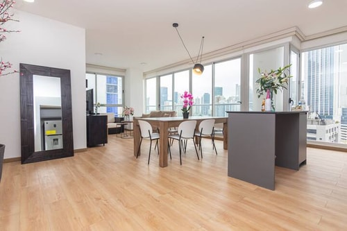 Luxury 2 bedroom apt free parking & balcony