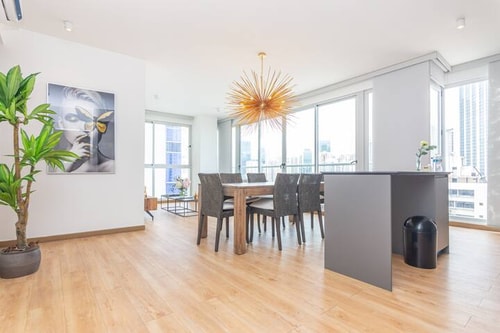 Luxury 2 bedroom apt free parking & balcony