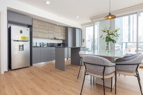 Luxury 2 bedroom apt free parking & balcony