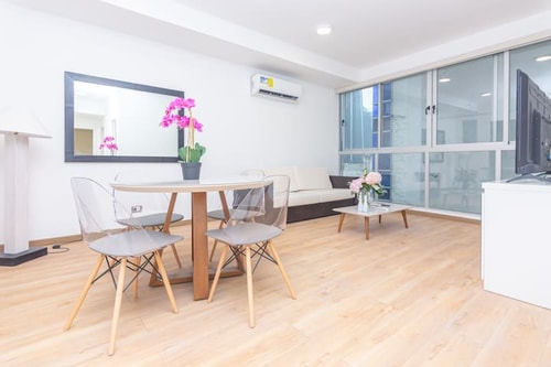 Luxury 2 bedroom apt free parking