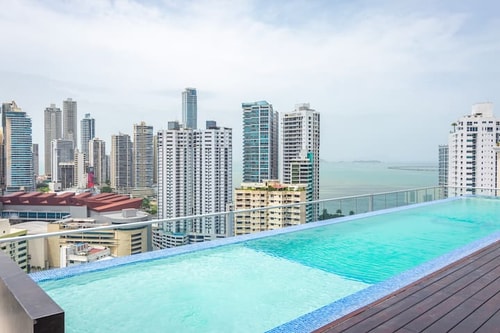 Luxury 2 bedroom apt free parking