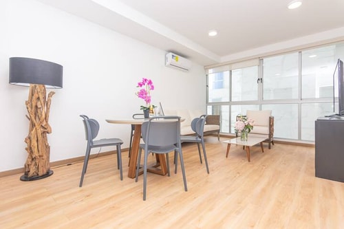 Luxury 2 bedroom apt free parking