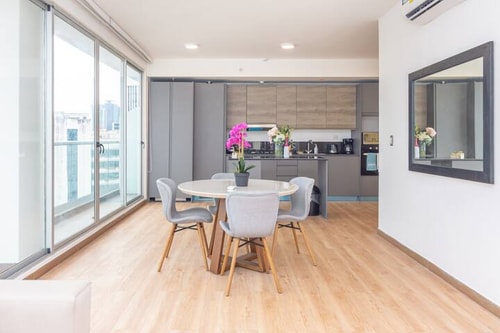 Luxury 1 bedroom apt free parking  & balcony