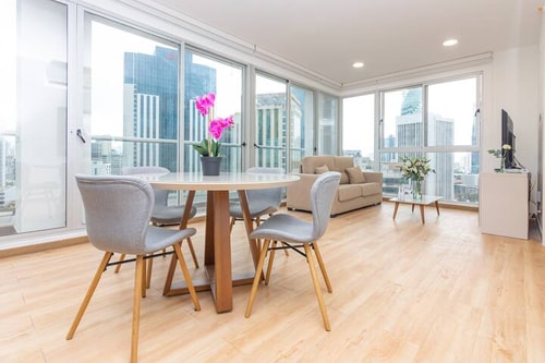 Luxury 1 bedroom apt free parking  & balcony