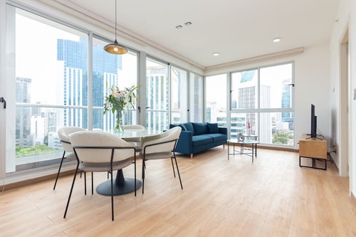 Luxury 1 bedroom apt free parking  & balcony