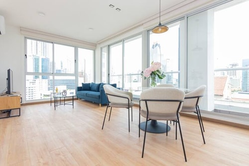 Luxury 1 bedroom apt free parking  & balcony