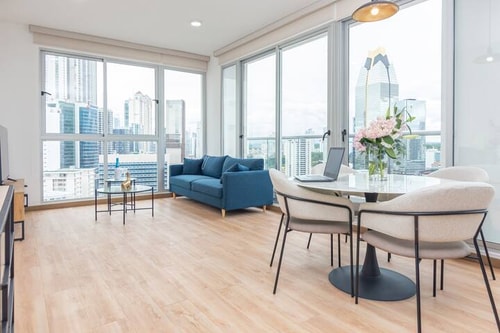 Luxury 1 bedroom apt free parking  & balcony