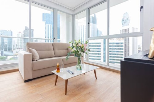 Luxury 1 bedroom apt free parking  & balcony