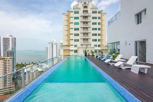 Luxury 1 bedroom apt free parking  & balcony
