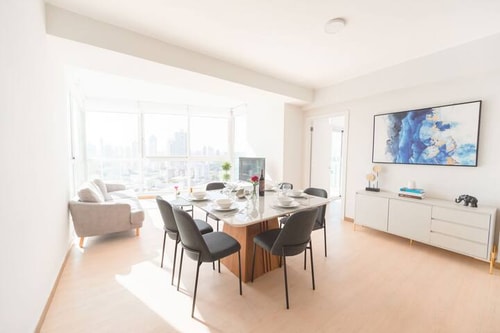 Luxury 3BR Cityview apt, parking & balcony