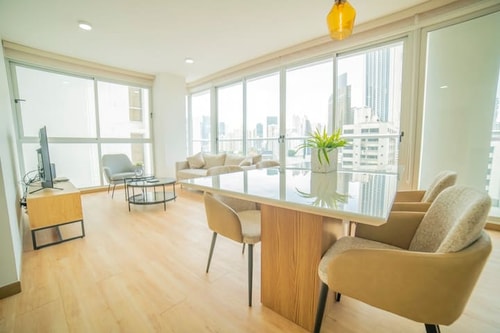 Luxury 2 bedroom apt free parking & balcony