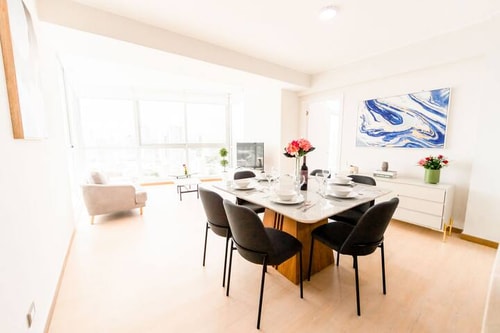 Luxury 3BR Cityview apt, parking & balcony