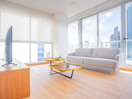 Luxury 2 bedroom apt free parking & balcony