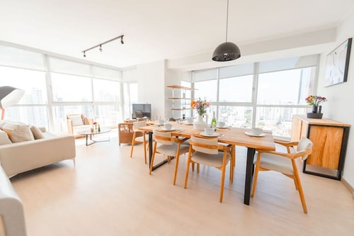 Luxury 3BR Cityview apt, parking & balcony