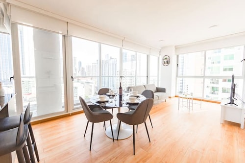 Luxury 2 bedroom apt free parking & balcony