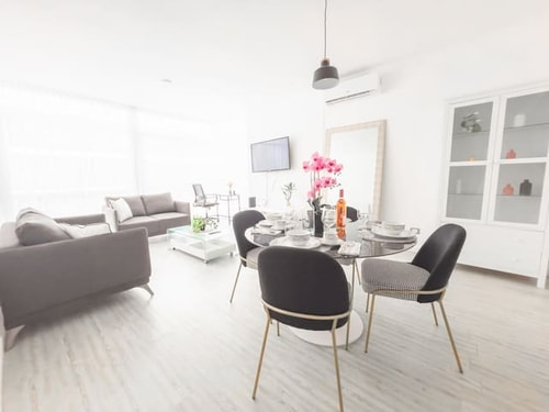 Luxury 2 bedroom apt free parking  & Pool