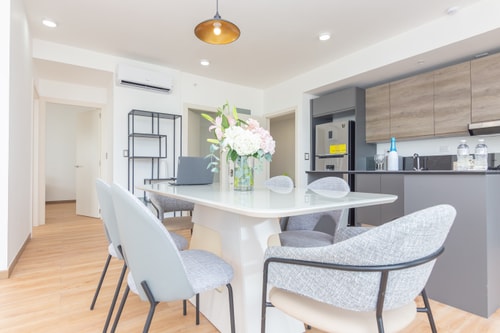 2 bedroom apt free parking & balcony