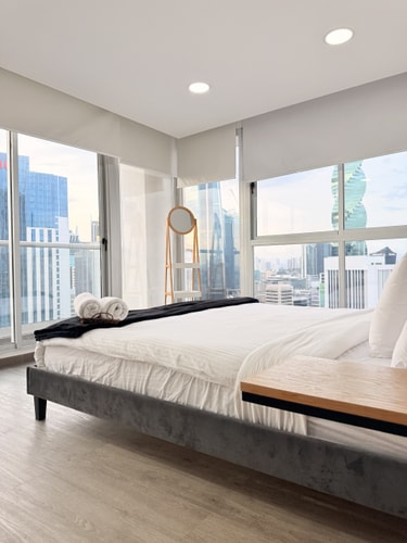 24th-Floor 3BR Penthouse with Stunning Views