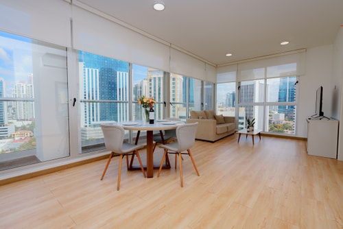 1 bedroom apt free parking  & balcony