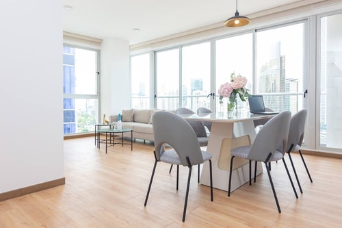 Luxury 2 bedroom apt free parking & balcony