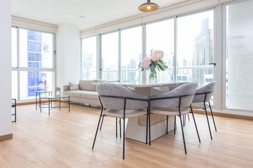 Luxury 2 bedroom apt free parking & balcony