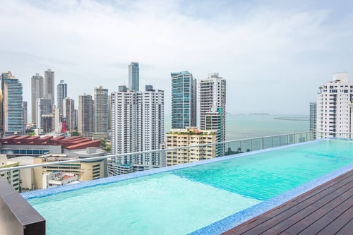 Luxury 2 bedroom apt free parking