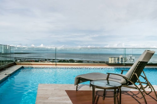 Luxury 2BR Oceanview, parking & balcony